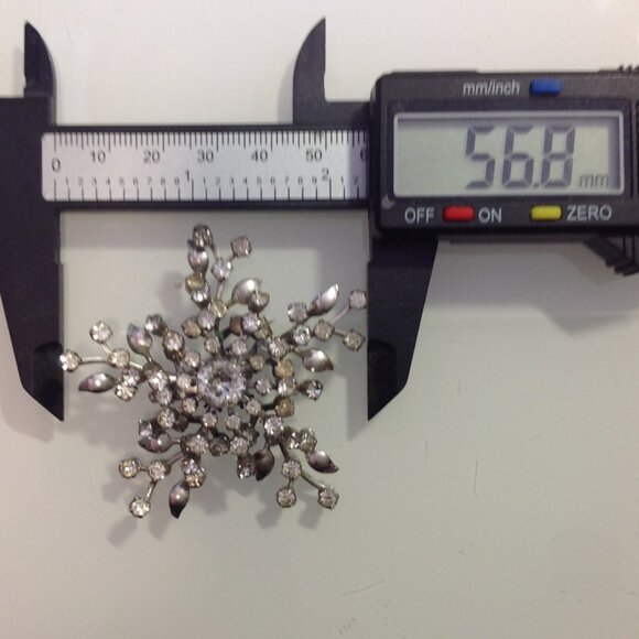 Coro Brooch Clear Stones on Silver Metal Snowflake Sunburst Starburst - Picture 10 of 14